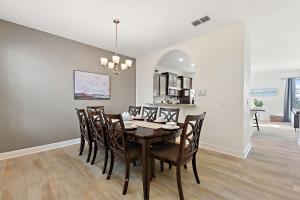 Μια τηλεόραση ή/και κέντρο ψυχαγωγίας στο Leslies Retreat at Solterra Resort home +75 φωτογραφίες