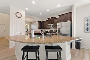 Η κουζίνα ή μικρή κουζίνα στο Leslies Retreat at Solterra Resort home