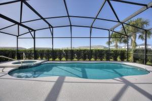 Πισίνα στο ή κοντά στο Leslies Retreat at Solterra Resort home