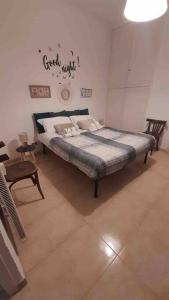 1 dormitorio con 1 cama, mesa y sillas en Appartamento a due passi da San Pietro, en Roma