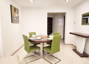 Posezení v ubytování RH- Spacious, Stylish, 01BR near Mall of Emirates