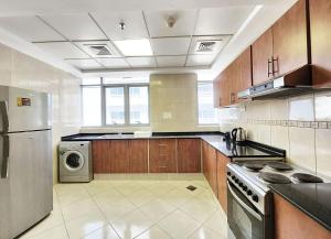 Kuchyň nebo kuchyňský kout v ubytování RH- Spacious, Stylish, 01BR near Mall of Emirates