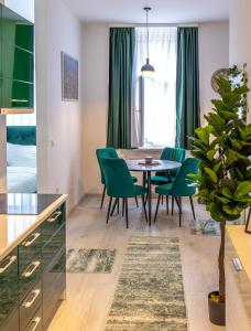 FIT Apartments في سراييفو: مطبخ وغرفة طعام مع طاولة وكراسي خضراء +60 صورة