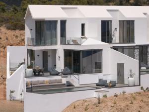 een wit huis in de woestijn bij Olvos Luxury Villas Porto Heli in Porto Cheli