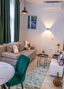FIT Apartments في سراييفو: غرفة معيشة بها أريكة وطاولة