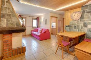 ein Wohnzimmer mit einem roten Sofa und einem Tisch in der Unterkunft Baita dei ski app 1 in Livigno