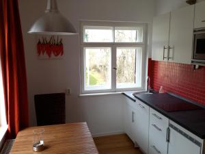 uma cozinha com um lavatório e uma janela em Schöne Wohnung Nahe Engl. Garten em Munique