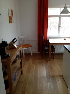 Schöne Wohnung Nahe Engl. Garten في ميونخ: مطبخ مع مكتب وطاولة ونافذة