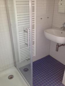 uma casa de banho com um chuveiro e um lavatório. em Schöne Wohnung Nahe Engl. Garten em Munique