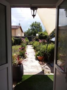 una puerta abierta a un jardín con plantas en Chemin des Écoliers 2 chambres doubles, en Soueich