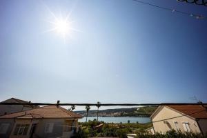 - Vistas al lago, a las casas y al sol en Villa Marija en Trogir