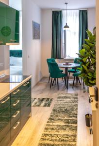 FIT Apartments في سراييفو: مطبخ وغرفة طعام مع طاولة وكراسي