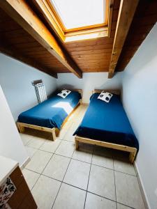 - 2 lits dans une chambre avec plafond dans l'établissement Casa lunae crociata, à Sarzana