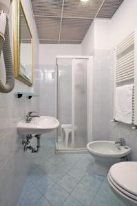 Hotel Roma tesisinde bir banyo