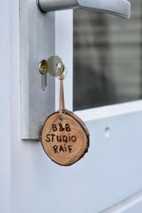 Bed en Breakfast Studio Raif - Authentiek en sfeervol overnachten的证书、奖牌、标识或其他文件