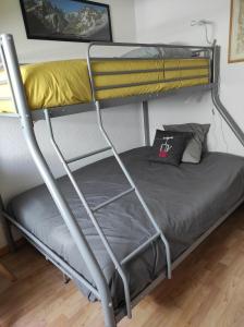 布里昂松Appartement vue montagne, cosy et chaleureux的一张带黄色和灰色床垫的双层床