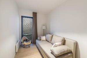- un salon avec un canapé et une fenêtre dans l'établissement Modern appartement in hartje Oostende, à Ostende