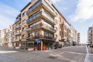 - un grand bâtiment en briques dans une rue de la ville dans l'établissement Modern appartement in hartje Oostende, à Ostende