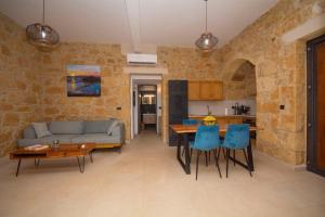 un soggiorno con divano e tavolo di Cavos Luxury Apartments a Kíssamos
