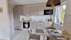 Köök või kööginurk majutusasutuses Haus-zum-Leuchtturm-Whg-03 +9 fotot