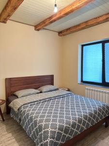 um quarto com uma cama e uma janela em Садиба Ведмедиця 