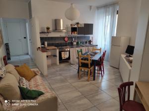 een keuken en woonkamer met een bank en een tafel bij Giravolta (Jaco) in Sulmona