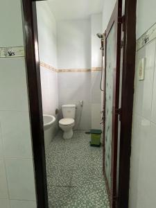 a bathroom with a toilet and a tub and a sink at Cát Phượng Motel in Phan Thiet