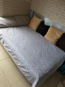 ein Bett mit einer Decke darüber in der Unterkunft Рядом с пляжем, тихое место in Alicante