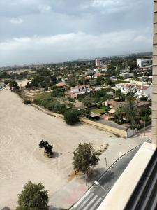ariale Aussicht auf eine Stadt mit großem Parkplatz in der Unterkunft Рядом с пляжем, тихое место in Alicante