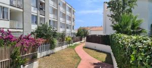 Hauzify I Apartaments Can Pi外面的花园