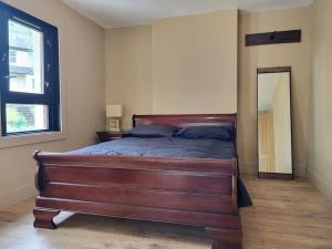 1 dormitorio con 1 cama grande de madera en una habitación en Kinlochleven Holiday Home, en Kinlochleven