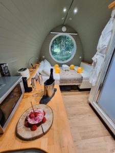 Una habitación con una mesa con un pastel. en RiverBeds - Luxury Wee Lodges with Hot Tubs, en Glencoe