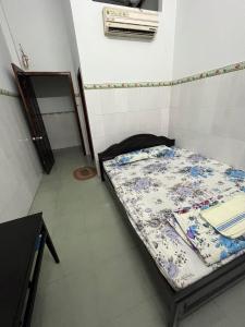 a small room with a bed in a room at Cát Phượng Motel in Phan Thiet