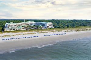 z powietrza widok na ośrodek na plaży w obiekcie The Westin Hilton Head Island Resort & Spa w mieście Hilton Head Island