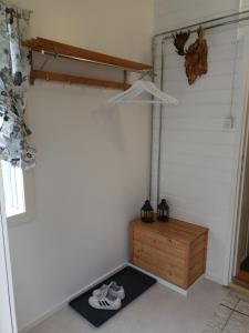 Zimmer mit einem Schrank mit Schuhen auf dem Boden in der Unterkunft Simola in Pihtipudas