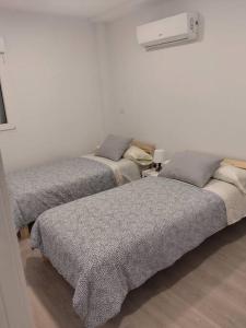 two beds sitting next to each other in a room at Piso exclusivo en Getafe centro in Getafe