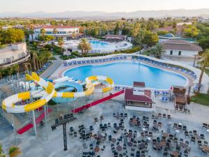 eine Aussicht auf einen Pool in einem Resort in der Unterkunft Euphoria Palm Beach Resort in Kizilagac