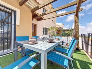 una mesa y sillas en el patio de una casa en El Carmoli house - 0210, en El Carmolí