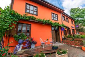 ein orangenes Haus mit einem Fahrrad, das draußen geparkt ist in der Unterkunft CASA MİSYA in Bursa