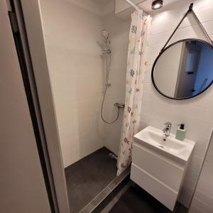 a bathroom with a sink and a mirror at Klimatyczna kawalerka w centrum in Gdynia