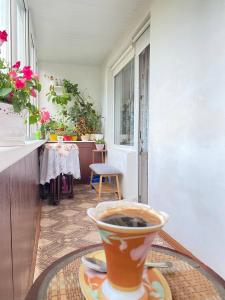 - une tasse de café sur une table dans l'établissement Комната с лоджией у Татьяны, à Jurmala