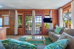 uma sala de estar com um sofá e uma mesa em Sunset Lodge em St Lucia