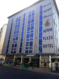 a large building with an atrium plaza hotel at Al Tawfik Plaza in Makkah