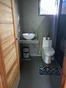 y baño con lavabo y aseo. en Yannas transient house en Roxas City