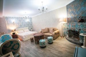 - un salon avec un lit et un canapé dans l'établissement Borjomi Classic Hotel, à Bordjomi