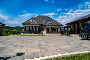 una casa con una macchina parcheggiata di fronte di Casa Românească a Putna