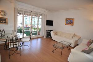 uma sala de estar com um sofá e uma mesa em Lavande de Croisette em Cannes