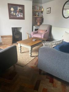 un soggiorno con divano e tavolino da caffè di Quirky Victorian Cottage in Shaldon Devon a Shaldon