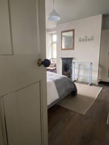 A bed or beds in a room at Quirky Victorian Cottage in Shaldon Devon