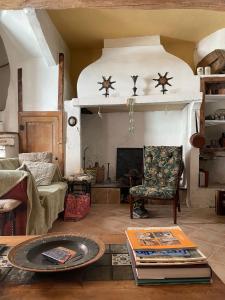 een woonkamer met een bank en een tafel bij Maison Flamingo in Saint-Geniès-de-Fontedit